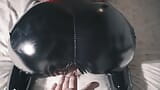 Latex milf wil een vingerorgasme langs achteren - echt amateurorgasme 4k snapshot 9