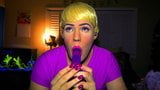 Sissy Transvestit fickt Kehle mit Dildo snapshot 1