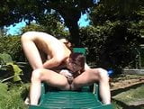 Une rousse amateur se fait sodomiser dans le jardin ... super chevauchée anale! snapshot 4