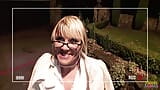 Hinter den kulissen fantastische milf-blondine fickt mit großem schwanz snapshot 1