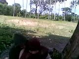 Siswi Berjilbab Asik Ciuman di Taman snapshot 4