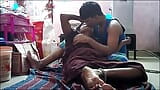 Soția indiană are parte de săruturi fierbinți pe buze snapshot 14