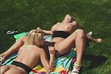 Due ragazze carine fanno un picnic fuori nude e calde snapshot 18