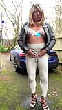 Amateur crossdresser Kellycd2022 sexy milf meando en mis leggings y masturbándose mi mariquita chica polla en mi camino snapshot 10