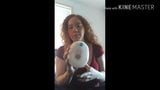 Lockiges Mädchen zeigt auf Youtube, wie man Muttermilch pumpt snapshot 2