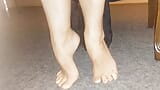 Les pieds de Selena posant et footjob snapshot 3