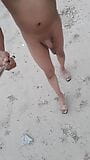 Linda trans juega desnuda con los pies y el culo al aire libre, disfrútalo snapshot 12