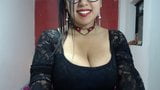 Latina met bril heeft plezier met haar grote borsten op cam snapshot 6