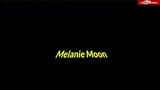 Melanie Moon beve piscio snapshot 1