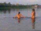 Rosyjscy swingersi ruchają skromną dziewczynę na plaży - ffm snapshot 9
