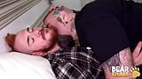 Bearfilms - barbudo Jay Behr folla a pelo a la gordita gay Mac Curtis snapshot 1