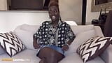 Nena negra de piel oscura reventada en entrevista de trabajo - casting africano snapshot 5