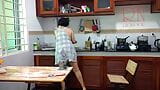 Hora de Ravioli! cozinhar nua. regina noir, uma cozinheira nudista no resort de nudismo empregada nua. dona de casa nua. provocação snapshot 3