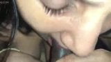 Indische dame close-up penis zuigen met sperma in de mond snapshot 7