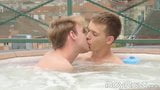 Zwei Twinks haben die Zeit ihres Lebens mit Bareback-Sex snapshot 2