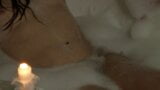 Une beauté mince prend un bain avec de la mousse en caressant la chatte. annahomemix snapshot 16