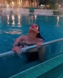 Ragazza del tatuaggio in piscina snapshot 3