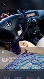 Tgirl jouit dans la voiture snapshot 5