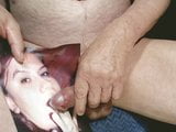Une salope coquine se fait recouvrir le visage et les doigts de sperme snapshot 13