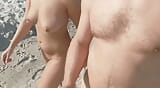 Wir gehen völlig nackt an einem öffentlichen strand im stadtzentrum snapshot 6