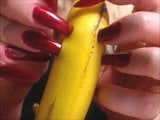 Katiegodess unghie rosse lunghe e affilate che graffiano la banana snapshot 6