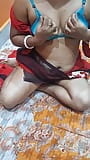Une bhabhi indienne en sari couche avec son copain snapshot 7