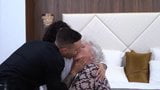 Nonna di 86 anni, donna di 30 anni e ragazzo in un trio bisessuale snapshot 1