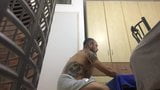 Hombre heterosexual tatuado se toma un descanso para golpearse y correrse duro snapshot 3