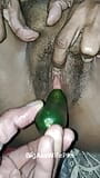 Pakistaanse rijpe huisvrouw neemt twee komkommers in haar strakke kontgaatje en brede poesje snapshot 7