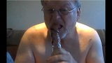 Vovô brinca e goza na webcam snapshot 9