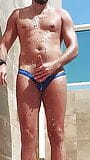 Speedo bosse de douche au bord de la piscine, branlette rapide, squirt snapshot 9