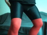 schwarze Radler und rote Strumpfhose snapshot 9