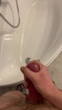 Schizzo piscio con un cazzo duro nel mio bagno snapshot 1