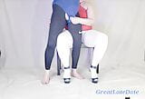 Knubbig tjej i vita strumpbyxor och höga klackar ger utbuktningsmassage till fästman i leggings och en baddräkt snapshot 2