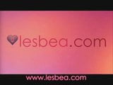 Lesbea fa sesso per la prima volta per coinquilini snapshot 1