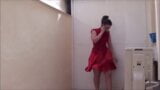 Donna castana in vestito rosso dalla gonna vola snapshot 9