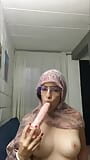 Árabe usando su hijab y teniendo sexo con múltiples pollas en forma anal gime de placer snapshot 8