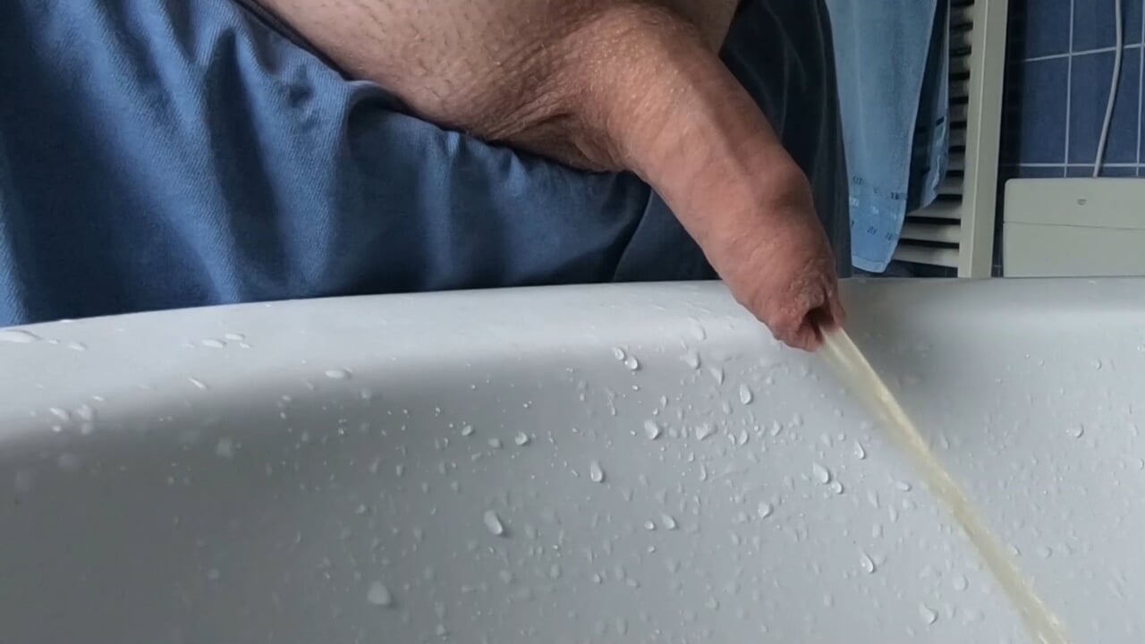 this-boy-loves-to-make-a-big-piss-in-sink-german-gay-pissing-porn