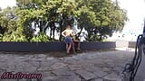 Une femme exhibitionniste nue masturbe la bite d’un inconnu dans... Tous marchent dans la rue - Misscreamy snapshot 3