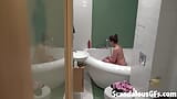 Mijn verrukkende stiefdochter ruimt op in de badkamer snapshot 5