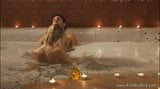 Erotisch anaal neuken tijdens een romantisch bubbelbad snapshot 9