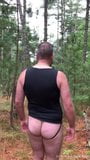 Mostrando mi culo desnudo en el bosque snapshot 1