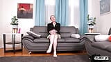 TGIRL40 - racy Tracy solo-masturbation mit ihrem dildo snapshot 2