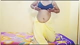 Tia sexy tira sari e mostra peitos e buceta snapshot 4