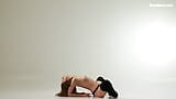 Маленькие сиськи и маленькая задница, но очень хорошая гимнастка Ursula Fe snapshot 3