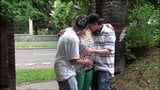 Schattige tiener Alexis Crystal openbare straat trio gangbang snapshot 2