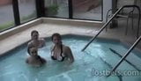 Garotas amadoras tirando a roupa em uma piscina snapshot 10
