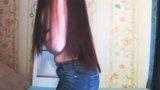 Schattige langharige brunette striptease, borstelen, lang haar snapshot 21