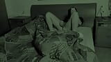 Mujer cachonda se masturba junto a su marido durmiendo. Casi la pilla! snapshot 7