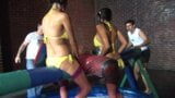 Tre bellezze calde hanno una scopata sensuale con due ragazzi in una piscina snapshot 8